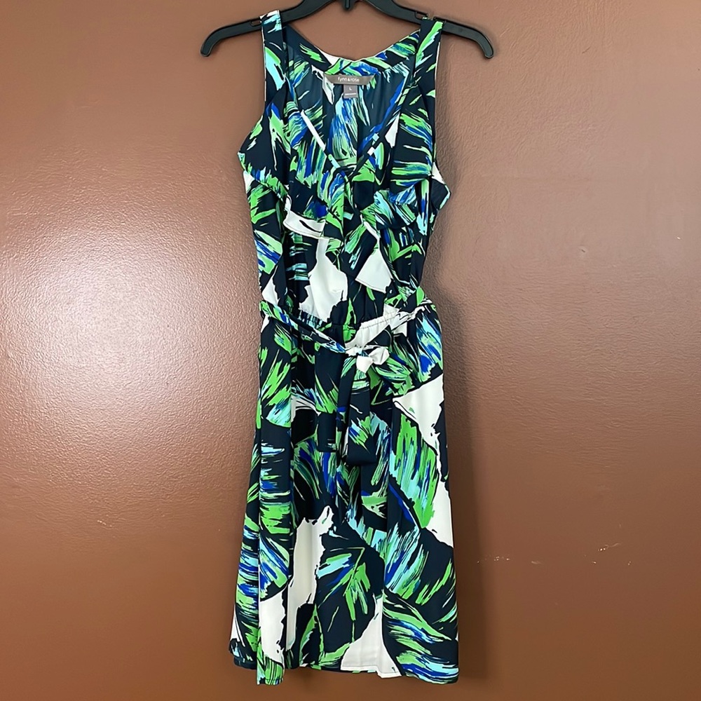 Fynn and Rose sleeveless, tropical patterned, short dress.